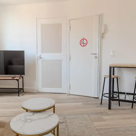 Renovated 1 Bedroom - Ac - Center *