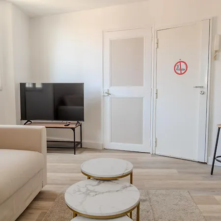 Renovated 1 Bedroom - Ac - Center *